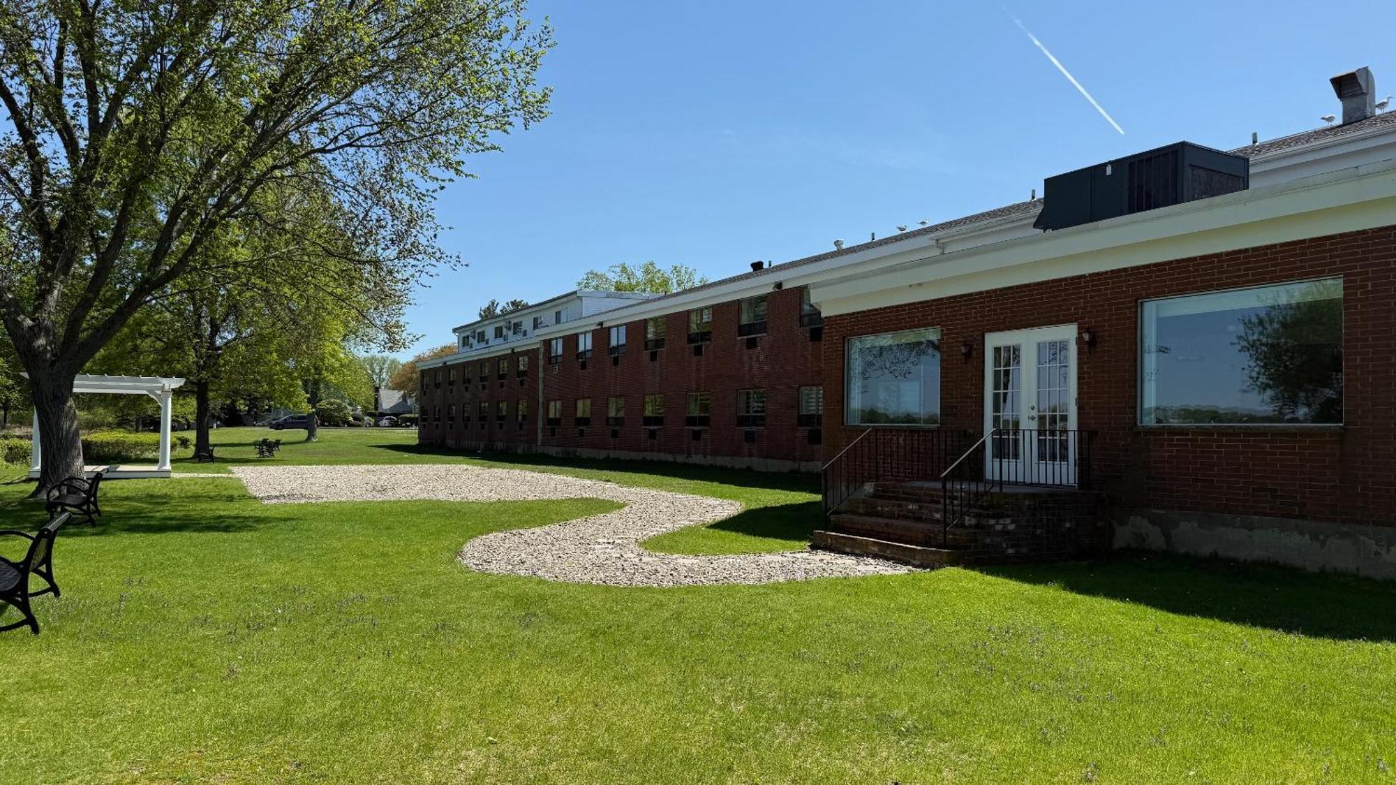Lakeside Inn Wakefield Exterior photo